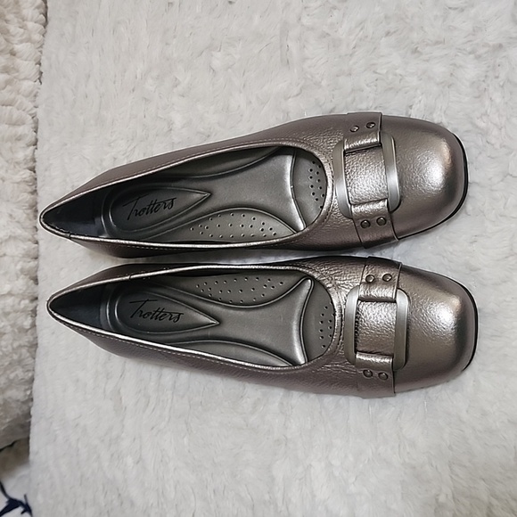 Trotters Women's Metallic Flats, Sz 9 - Picture 1 of 6